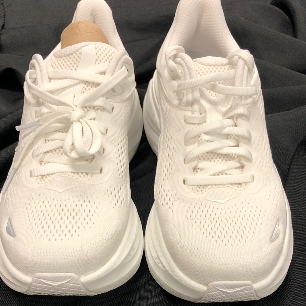 Hoka Women's All-White Sz 8 B Bondi 9 Sneakers - Picture 4 of 7
